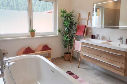 1_tyrol_purelife_lodges_badezimmer.jpg